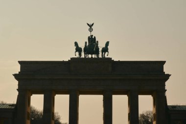 Brandenburg kapısı gün batımında Berlin, Almanya 'da