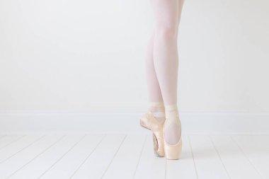 Dans eden balerinlerin ayaklarına yaklaşın.