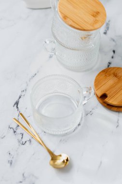 Altın kaşıklar ve bambu kapaklı cam kaseler.