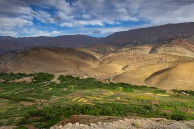 Happy Valley 'deki tepenin tepesinden bak. Ait Bougmez Vadisi