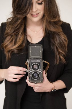 Eski fotoğraf makinesiyle fotoğraf çeken kadınlar