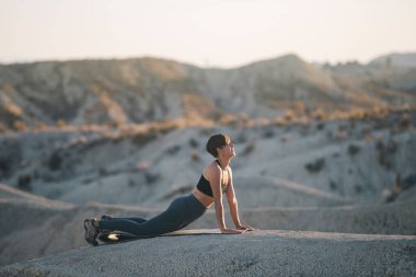 Kobra dansı yapan kadın çölde poz veriyor..