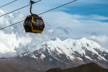 Illimani ile Bolivya 'daki La Paz teleferikli teleferik.