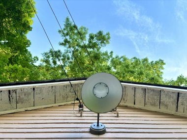 Garajda mavi gökyüzü olan endüstriyel aydınlatma armatürü.