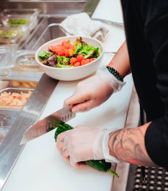 Şef salata hazırlıyor Miami lüks restoranı