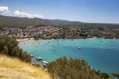 Açık deniz, balıkçı tekneleri ve adaları olan güzel bir manzara.