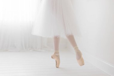 Balerinlerin ayakları ruhani beyaz stüdyoda.