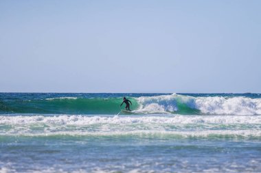 Portekiz, Algarve 'de sörf yapan bir sörfçü