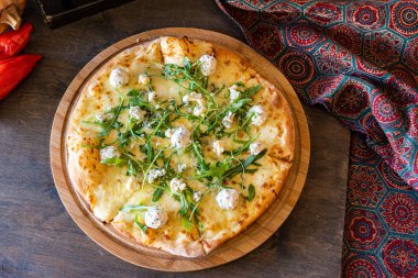 Taze pişmiş 4 peynirli pizza.