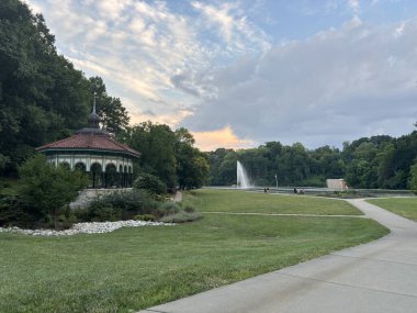 Eden Park, Cincinnati 'deki Spring House Gazebo ve Mirror Lake.