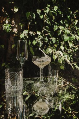 Yansıtıcı yüzeyine sıçramış çeşitli bardaklar.