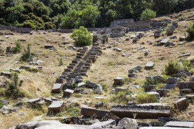 Antik amfi tiyatronun basamakları ve yıkılmış taşlar