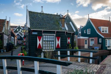 Geleneksel Hollandalı evleri ve kanalı olan Volendam Caddesi.
