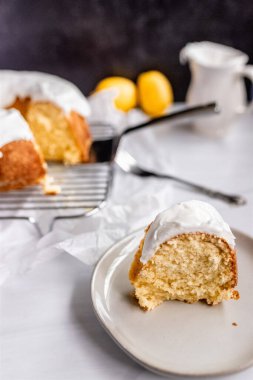 Beyaz tabakta kremalı limonlu kek.