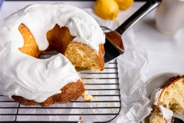 Beyaz tabakta kremalı limonlu kek.