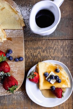 Taze böğürtlenli tatlı krepler