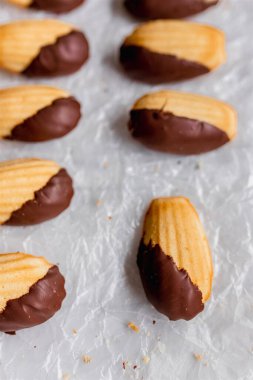 Parşömen üzerinde çikolatalı kurabiye.