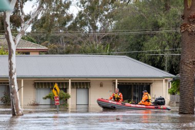 SES kurtarma ekibi Maribyrnong Nehri 'ni su basarken bir teknede.