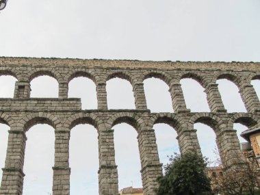 Gökyüzüne karşı birden fazla kemeri olan antik Roma su kemeri.