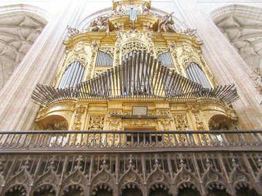 Segovia Katedrali 'ndeki altın boru orgu karmaşık detaylarla süslenir.