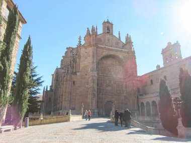 Karmaşık taş işçiliği olan katedral, selvi ağaçlarıyla çevrili.