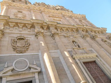 Salamanca 'daki Yeni Katedral' in ayrıntılı oymalarla süslenmiş cephesi