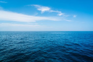 Parlak bir yaz gününde Atlantik Okyanusu 'nun büyük mavi suları