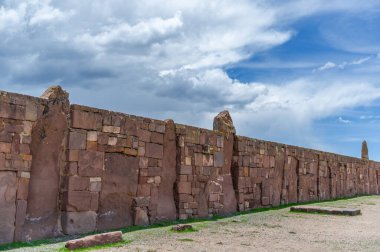 Tiwanaku 'daki Kolombiya öncesi duvar yıkıntıları