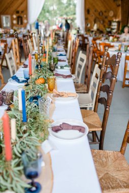 Güz sofrası, kaliteli içki ve tabaklar.