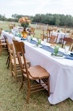 Bir çiftlikteki düğün resepsiyonu için sonbahar ziyafet masası