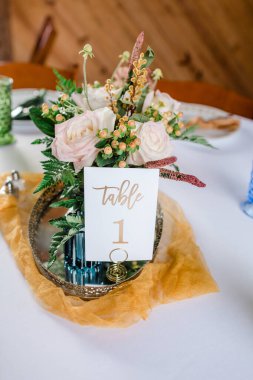 Düğün resepsiyonu için sonbahar masası