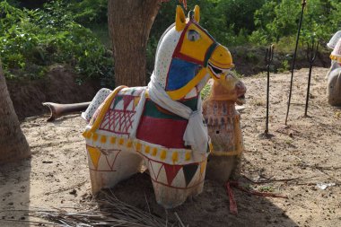 Hindu tapınağında bir terra cotta atı.