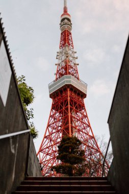 Tokyo Kulesi Merdiven Tarafından Çerçevelendi