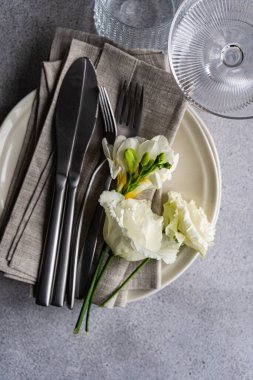 Beyaz Frezya ile minimalist tablo ayarı