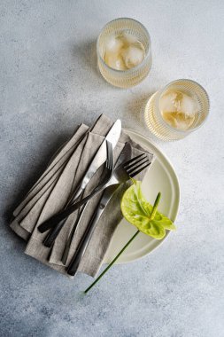 Masa düzeninde soluk Anthurium çiçeği