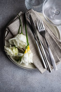 Beyaz Frezya ile minimalist tablo ayarı