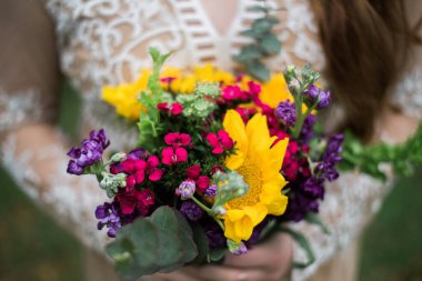 Parkta canlı bir buket gösteren zarif bir manken.