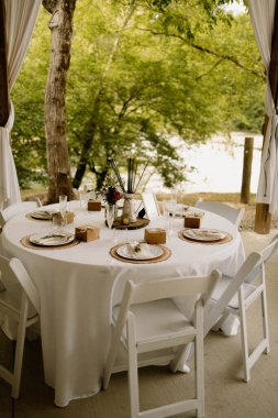 Açık Alan 'da Çoklu Yer Ayarları olan Tablo