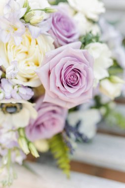 Zarif yeşilimsi lavanta ve beyaz güller sunar.