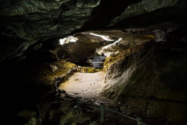 Karanlık Mağara Girişi Işığa Giden Yol