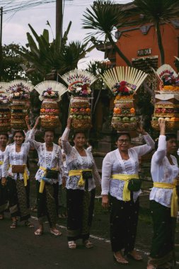 Balili kadınlar kafalarında sepet meyvesi taşırlar, gelenekler, törenler