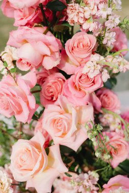 Canlı rengarenk düğün süsleri.