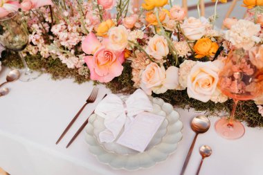 Canlı çiçekler ve düğün masasında renkli bir yer.