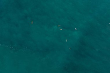 Sakin sularda oturan sörfçülerin kuş bakışı görüntüsü