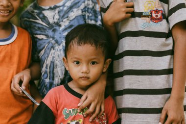 Genç çocuk poz veriyor.