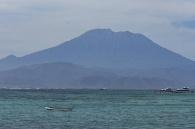 Agung Dağı 'nın ve okyanustaki teknelerin temiz manzarası.