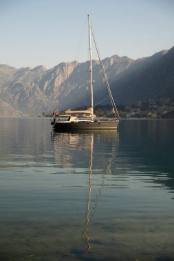 Karadağ 'ın Kotor Körfezi' nde Güzel Manzarada Yelkenli Tekne
