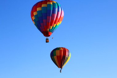 Suyun üzerindeki canlı balonların şafak vakti yükselmesi