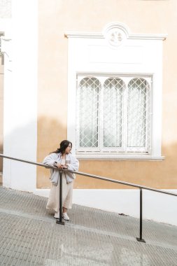 Barcelona 'da eğimli bir tepede bir kadın