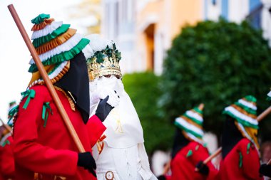 Moma 'yı mı yoksa erdemi mi temsil ediyor?.